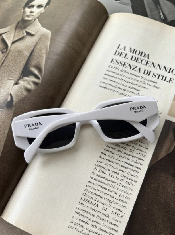 عینک آفتابی PRADA مدل milano/کد ۱۲۱
